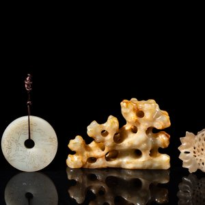 Four Chinese white, celadon and russet jade carvings, Qing — photo 4