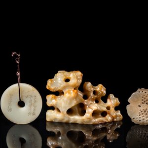 Four Chinese white, celadon and russet jade carvings, Qing — photo 5