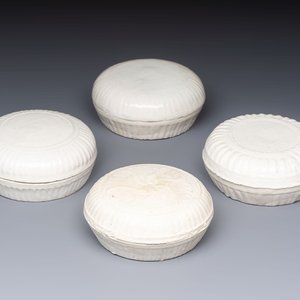 Four Chinese white-glazed boxes and covers with incised floral design from the Jepara shipwreck, Dehua or Anxi kiln, Song — foto 1