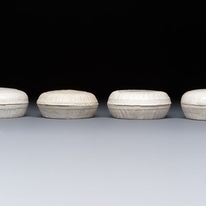 Four Chinese white-glazed boxes and covers with incised floral design from the Jepara shipwreck, Dehua or Anxi kiln, Song — foto 2