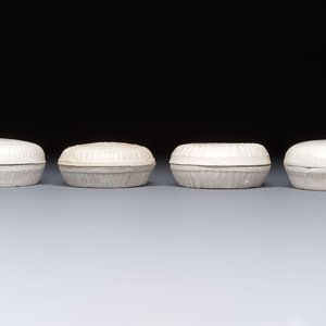 Four Chinese white-glazed boxes and covers with incised floral design from the Jepara shipwreck, Dehua or Anxi kiln, Song — foto 3