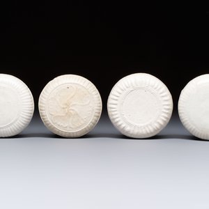Four Chinese white-glazed boxes and covers with incised floral design from the Jepara shipwreck, Dehua or Anxi kiln, Song — foto 4