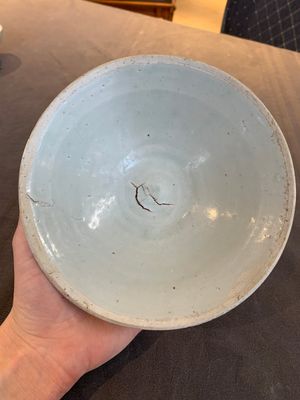 Four Chinese white-glazed saucers and three bowls, Yuan/Ming — photo 1