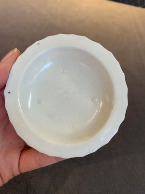 Four Chinese white-glazed saucers and three bowls, Yuan/Ming — photo 15