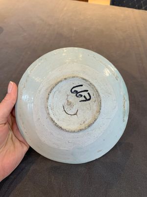 Four Chinese white-glazed saucers and three bowls, Yuan/Ming — photo 2