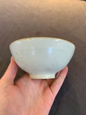 Four Chinese white-glazed saucers and three bowls, Yuan/Ming — photo 7
