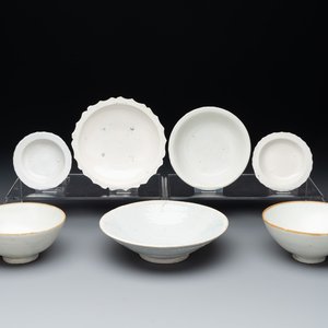 Four Chinese white-glazed saucers and three bowls, Yuan/Ming — photo 1