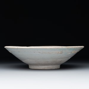 Four Chinese white-glazed saucers and three bowls, Yuan/Ming — photo 2