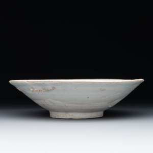 Four Chinese white-glazed saucers and three bowls, Yuan/Ming — photo 3