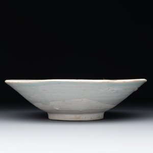 Four Chinese white-glazed saucers and three bowls, Yuan/Ming — photo 4
