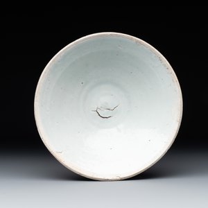Four Chinese white-glazed saucers and three bowls, Yuan/Ming — photo 5
