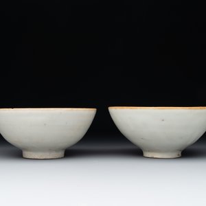 Four Chinese white-glazed saucers and three bowls, Yuan/Ming — photo 9