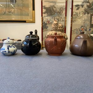Four Chinese Yixing stoneware, blue and white and monochrome black porcelain teapots, Kangxi and later — photo 27
