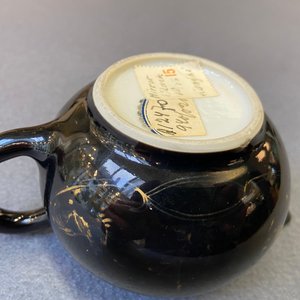 Four Chinese Yixing stoneware, blue and white and monochrome black porcelain teapots, Kangxi and later — photo 37