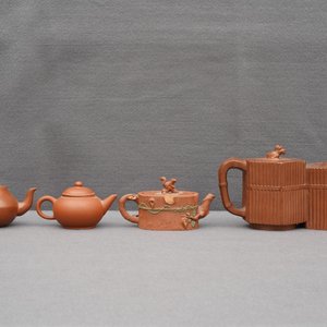 Four Chinese Yixing stoneware teapots and covers, 19/20th C. — photo 33