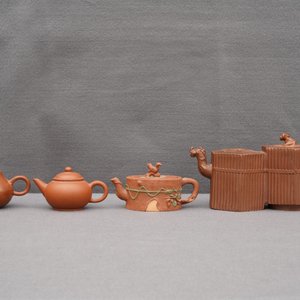 Four Chinese Yixing stoneware teapots and covers, 19/20th C. — photo 34