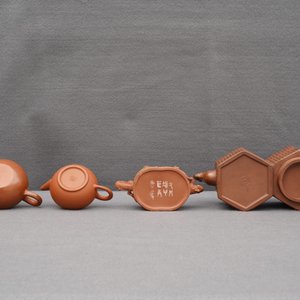 Four Chinese Yixing stoneware teapots and covers, 19/20th C. — photo 35