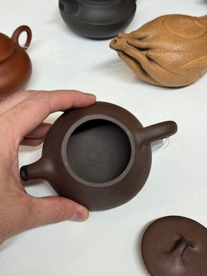 Four Chinese Yixing stoneware teapots, Fan Dasheng 范大生 seal mark, 19/20th C. — photo 5