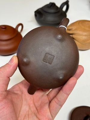 Four Chinese Yixing stoneware teapots, Fan Dasheng 范大生 seal mark, 19/20th C. — photo 6