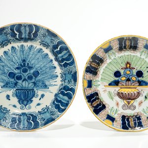 Four Dutch Delft blue and white and polychrome peacock's tail plates, 18th C. — photo 2
