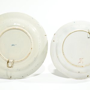 Four Dutch Delft blue and white and polychrome peacock's tail plates, 18th C. — photo 3