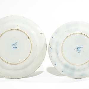 Four Dutch Delft blue and white and polychrome peacock's tail plates, 18th C. — photo 5