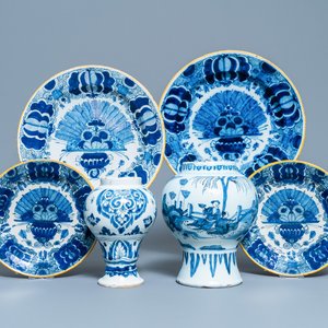 Four Dutch Delft blue and white 'peacock feather' plates and two vases, 18th C. — 照片 1