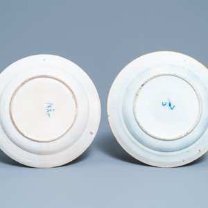 Four Dutch Delft blue and white 'peacock feather' plates and two vases, 18th C. — 照片 3