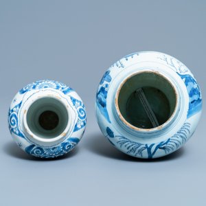 Four Dutch Delft blue and white 'peacock feather' plates and two vases, 18th C. — 照片 10