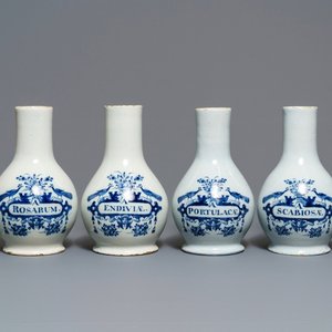 Four Dutch Delft blue and white pharmacy bottles and two jars, 18th C. — 照片 1