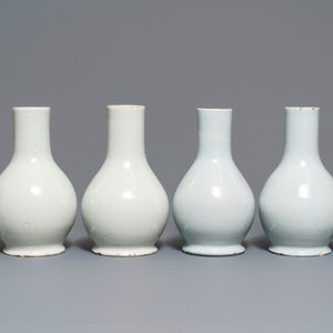 Four Dutch Delft blue and white pharmacy bottles and two jars, 18th C. — 照片 3