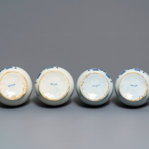 Four Dutch Delft blue and white pharmacy bottles and two jars, 18th C. — 照片 5