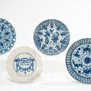 Four Dutch Delft blue and white plates, 17/18th C. — 照片 1