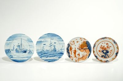 Four Dutch Delft doré and blue and white plates, 19th C.