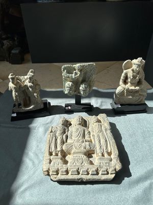 Four Gandhara grey schist fragments with Buddha and Bodhisattva, 1st/3rd C. — 照片 1