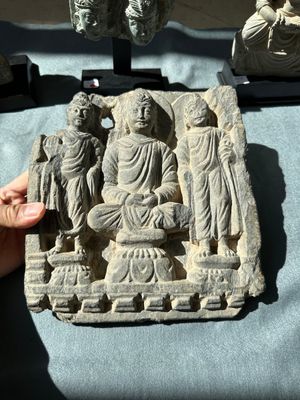 Four Gandhara grey schist fragments with Buddha and Bodhisattva, 1st/3rd C. — 照片 2