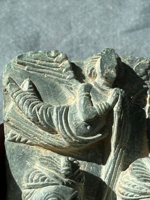 Four Gandhara grey schist fragments with Buddha and Bodhisattva, 1st/3rd C. — 照片 28