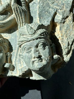 Four Gandhara grey schist fragments with Buddha and Bodhisattva, 1st/3rd C. — 照片 30
