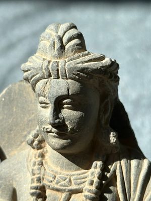 Four Gandhara grey schist fragments with Buddha and Bodhisattva, 1st/3rd C. — 照片 37