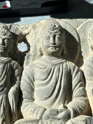 Four Gandhara grey schist fragments with Buddha and Bodhisattva, 1st/3rd C. — 照片 4