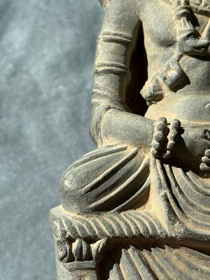 Four Gandhara grey schist fragments with Buddha and Bodhisattva, 1st/3rd C. — 照片 41