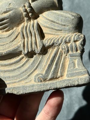 Four Gandhara grey schist fragments with Buddha and Bodhisattva, 1st/3rd C. — 照片 43