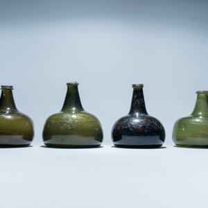 Four green glass wine bottles, 17/18th C. — 照片 2