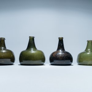 Four green glass wine bottles, 17/18th C. — 照片 3