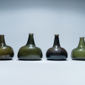 Four green glass wine bottles, 17/18th C. — 照片 4