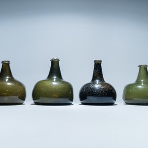 Four green glass wine bottles, 17/18th C. — 照片 5