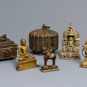 Four Indian Gujarat bronze votive figures and two covered boxes, 16th C. and later — photo 1