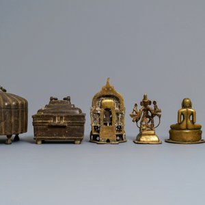 Four Indian Gujarat bronze votive figures and two covered boxes, 16th C. and later — photo 3