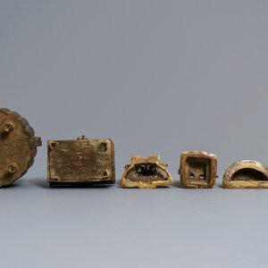 Four Indian Gujarat bronze votive figures and two covered boxes, 16th C. and later — photo 4