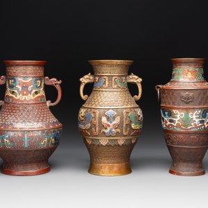 Four Japanese archaistic champlevé vases, Meiji, 19/20th C. — photo 8